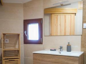 乌娜La cuadrita的一间带水槽和窗户的浴室