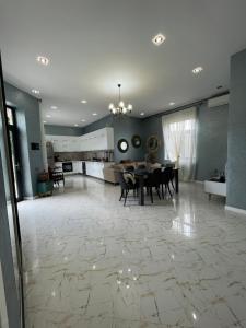 巴库Baku White Villa的一个带餐桌的大客厅和一间厨房