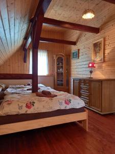 耶什赫维采Medová chaloupka Jetřichovice České Švýcarsko的小木屋内一间卧室,配有一张床