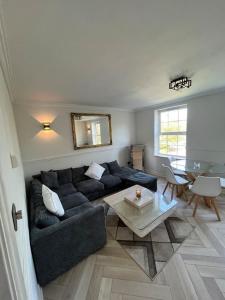 卡迪夫Stylish Penarth Marina Apartment的客厅配有沙发和桌子