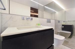 伦敦Soho Penthouse by Concept Apartments的白色的浴室设有水槽和卫生间。