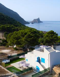 马里迪莫Tenuta Pezzeselle - Casa Vacanze的海景白色房屋