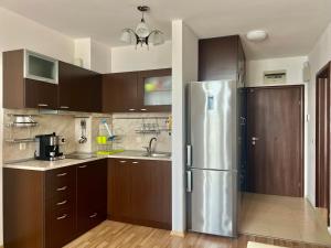 Vista Sul Mare III的厨房配有不锈钢冰箱