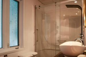 尚博尔Maison sur la plage的一间带水槽和玻璃淋浴的浴室