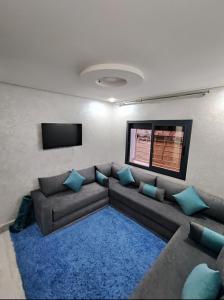 伊穆泽尔杜坎达Chalet villa QUE POUR LES FAMILLES的带沙发和蓝色地毯的客厅
