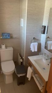 拉塞雷纳Hotel y Departamentos La Serena - Caja Los Andes的一间带卫生间和水槽的浴室