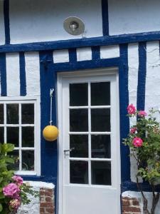 埃特勒塔La Petite Fanny的蓝色和白色的房子,有白色和蓝色的门