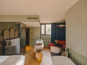 赫罗纳Hotel Palau Fugit的一间卧室设有一张床和一间客厅。