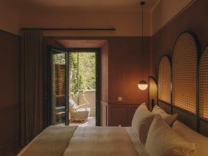 赫罗纳Hotel Palau Fugit的一间卧室设有一张大床和大窗户