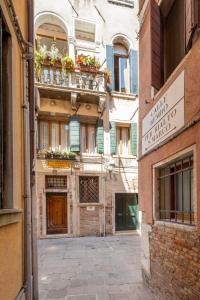 威尼斯坎皮耶洛禅意住宿加早餐旅馆的花 ⁇ 的城市小巷