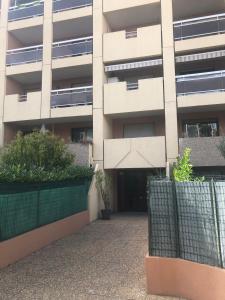 马赛Charment appartement à Marseille - Prado A/C的公寓大楼前方设有大门