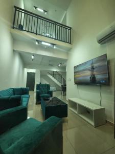大山脚Metropol Serviced Apartment的带沙发的客厅和墙上的电视