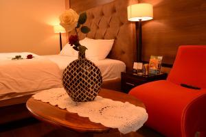 昆卡Hotel La Farola的一间酒店客房,配有花瓶和桌子
