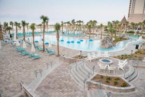 彭萨科拉海滩Fairfield by Marriott Inn & Suites Pensacola Beach的享有度假村游泳池的空中景致