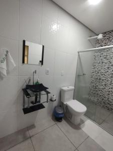 伦索伊斯Pousada Vista da Serra - Suzart的白色的浴室设有卫生间和淋浴。