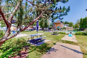 肯纳邦克Shorelands 44-1的一个带长凳和蓝伞的公园