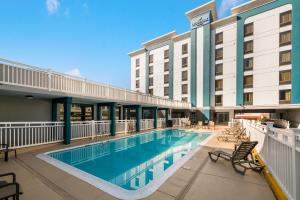 弗吉尼亚海滩Costa Azul Suites Virginia Beach by Red Collection的爱国酒店泳池景
