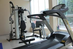 雷森迪雷森迪酒店 的健身房设有两台跑步机和跑步机