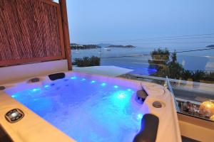 斯基亚索斯镇Salty Wave Suites的海景阳台上的热水浴池