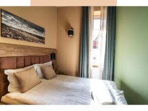 华沙MARIENSZTAT 8 Apartments的卧室配有一张带白色床单的大床和窗户。