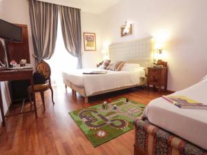 罗马圣天使酒店的酒店客房配有两张床和一张书桌