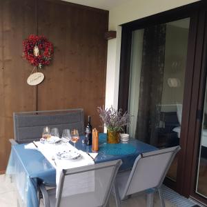 赛特朵夫Ferienwohnung Karasek Deluxe的一张带蓝色桌布和椅子的餐桌