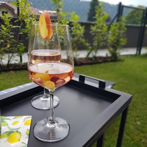 赛特朵夫Ferienwohnung Karasek Deluxe的一杯葡萄酒和一张桌子上的橙子