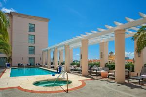迈阿密Hotel Colonnade Coral Gables, Autograph Collection的一座游泳池位于酒店前,设有凉亭