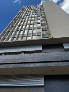 贝洛奥里藏特Samba Belo Horizonte Vintage的一座高大的建筑,有很多窗户