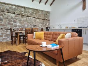 Deredzhik-KʼoyWalnut Cottage 1的客厅配有沙发和桌子