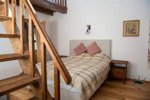 Deredzhik-KʼoyWalnut Cottage 1的一间卧室配有一张床和一个楼梯间