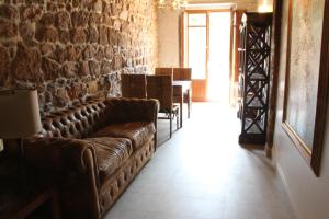 Cartes鲁拉勒斯拉维拉彼德拉公寓酒店的客厅配有沙发和桌子