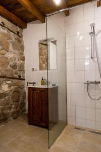 Deredzhik-KʼoyWalnut Cottage 1的一间带玻璃淋浴和水槽的浴室