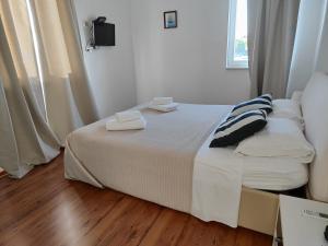 普利莫顿Guest House Adria的一间卧室配有一张床,上面有两条毛巾