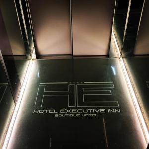布林迪西行政精品酒店的酒店大楼的地板上有一个标志