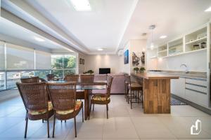邦比尼亚斯Kremer Residence: Apartamento 301的厨房以及带桌椅的用餐室。
