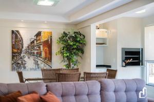 邦比尼亚斯Kremer Residence: Apartamento 301的客厅配有沙发和墙上的绘画