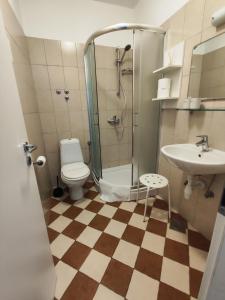 普利莫顿Guest House Adria的带淋浴、卫生间和盥洗盆的浴室
