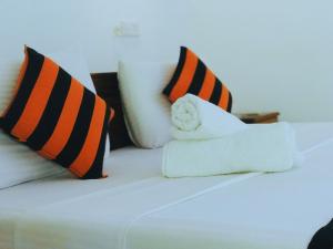 锡吉里亚锡吉里亚拉纳欣格自然别墅的一张白色的床,上面有枕头