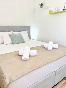 苏佩塔尔Luxury apartment Aura的卧室配有带毛巾的大型白色床
