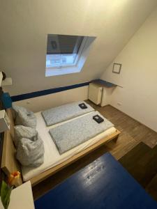 梅明根#6 Familienzimmer mit Gemeinschaftsbad的一间位于阁楼的小型客房,配有两张床