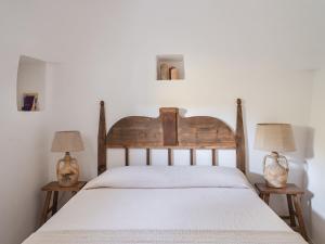 阿尔贝罗贝洛特鲁利德尔博斯克住宿加早餐旅馆的一间卧室配有一张带两盏灯的木床。