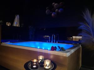 绍德方丹La bulle D'orée的夜间带灯光的房间的游泳池