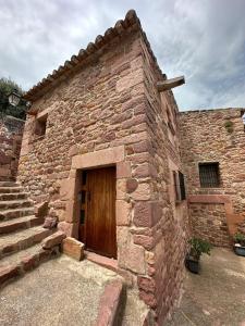 比拉法梅斯Casa Castillo的砖砌建筑,设有木门和楼梯