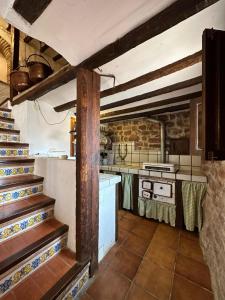 比拉法梅斯Casa Castillo的一间带炉灶的厨房和一些楼梯