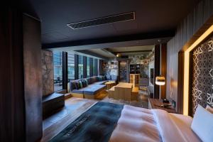名古屋The Tower Hotel Nagoya的酒店客房设有床和客厅。