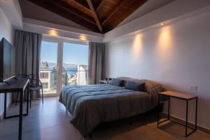 圣卡洛斯-德巴里洛切Portales de la Patagonia Apartments的一间卧室设有一张床和一个大窗户