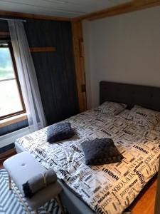 Guesthouse Nature Trails Sweden的卧室配有带枕头的床铺和窗户。