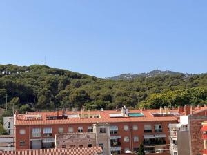 卡里拉Apartamento “La Caleta”的一组背景为山的建筑
