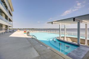 沃特敦Waterfront Watertown Condo with Patio and Pool Access!的海滩背景游泳池